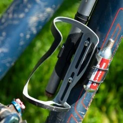 Blackburn Porte-bidon Carbon Side Entry Cage Right -Vélo Soldes Blackburn Carbon Side Entry Cage Flaschenhalter Right 359002 d 1