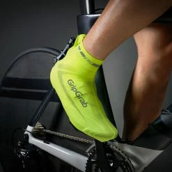 DIVERS Hi-Vis Set - Gloves + Shoecover 13 DIVERS Hi-Vis Set - Gloves + Shoecover -Vélo Soldes GripGrab GRIPGRABSET M2010 close fluoyellow tri