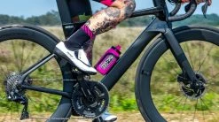Muc-Off Elite Custom Fly Water Bottle 550ml 13 Muc-Off Elite Custom Fly Water Bottle 550ml -Vélo Soldes HIGHLIGHT 1 420 X Elite Fly Water Bottle PINK 950x crop center