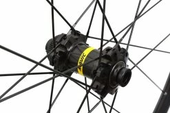 Mavic Aksium Disc CL Front Wheel 8 Mavic Aksium Disc CL Front Wheel -Vélo Soldes Mavic Aksium Disc Vorderrad LF8088100 b