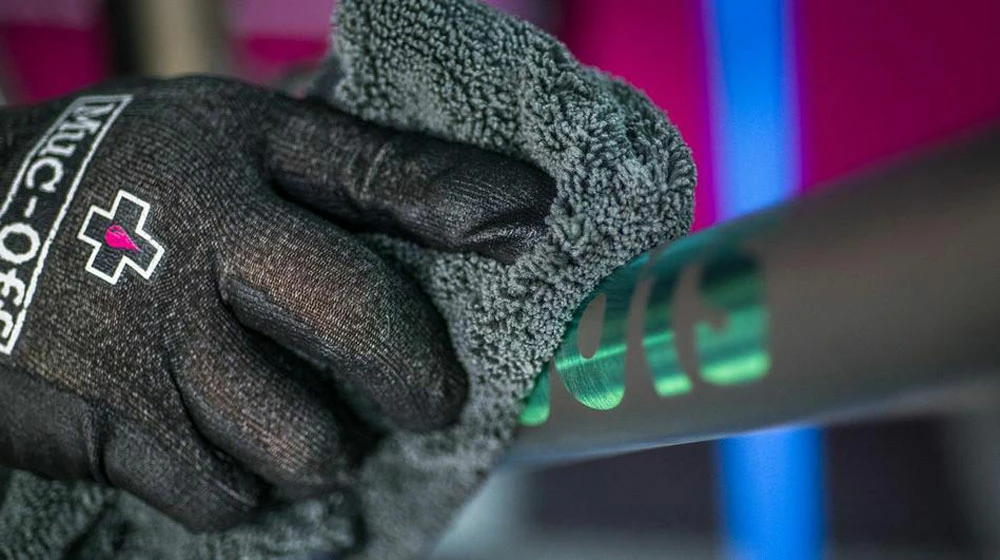 Muc-Off Chiffon De Polissage De Luxe En Microfibres 5 Muc-Off Chiffon De Polissage De Luxe En Microfibres – Image 3