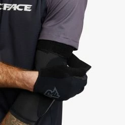 Race Face Indy - Protecteurs De Coude 9 Race Face Indy - Protecteurs De Coude -Vélo Soldes RaceFace 821973448176 INDY ELBOW STEALTH S 4