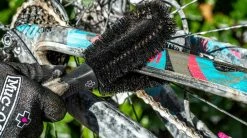 Muc-Off Brosse Two Prong -Vélo Soldes Two Prong Brush PDP Highlight 950x crop center