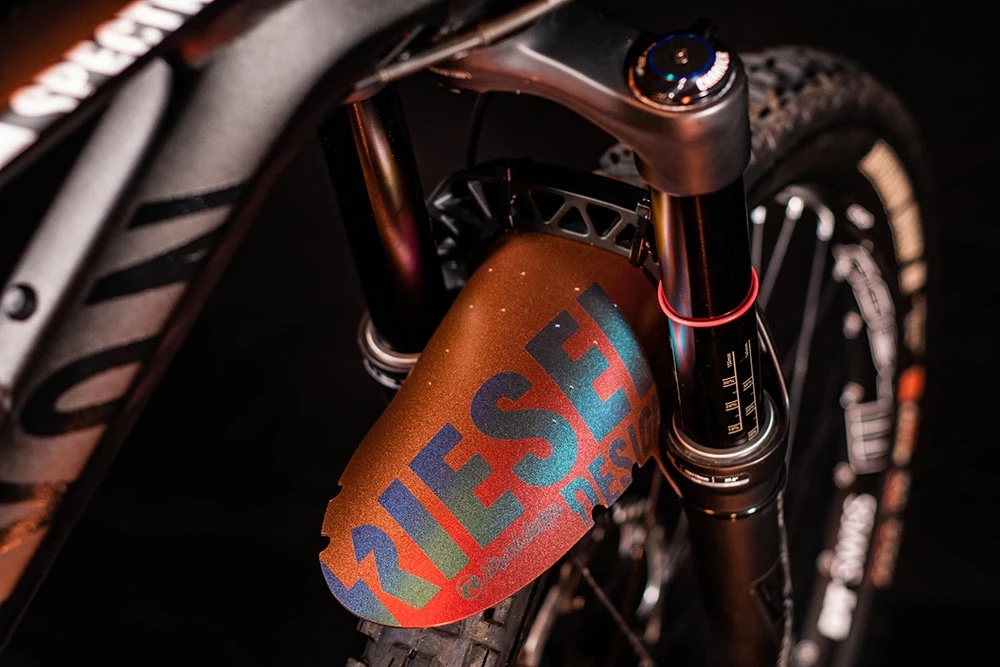 Rie:sel Design Schlamm:PE édition Spéciale Flipflop Mudguard 5 Rie:sel Design Schlamm:PE édition Spéciale Flipflop Mudguard – Image 3